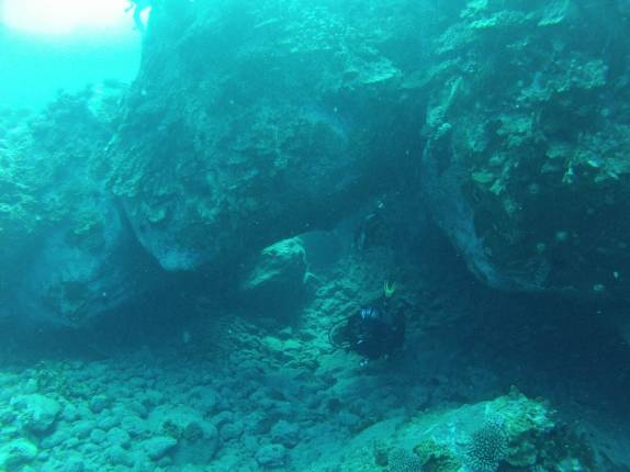 Explorando corais e cavernas durante mergulho na Ilha de Páscoa, em pleno Oceano Pacífico